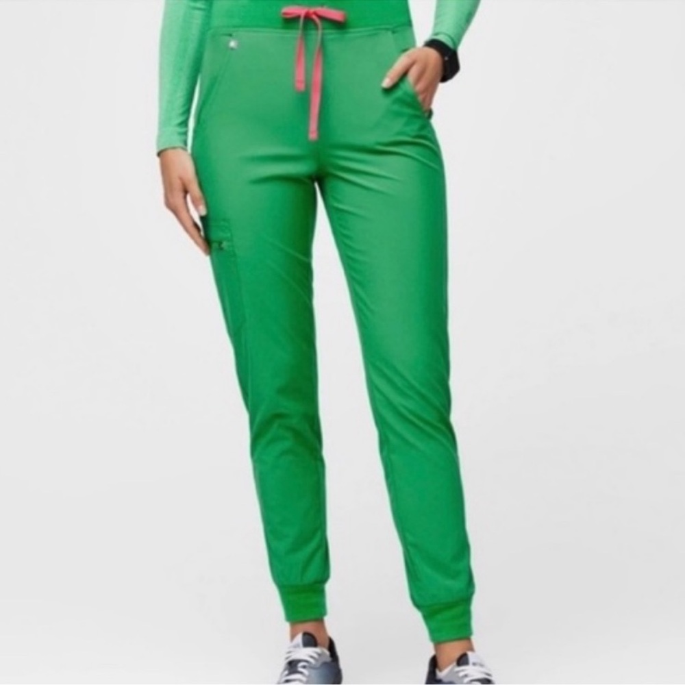 FIGS safety green scrub set